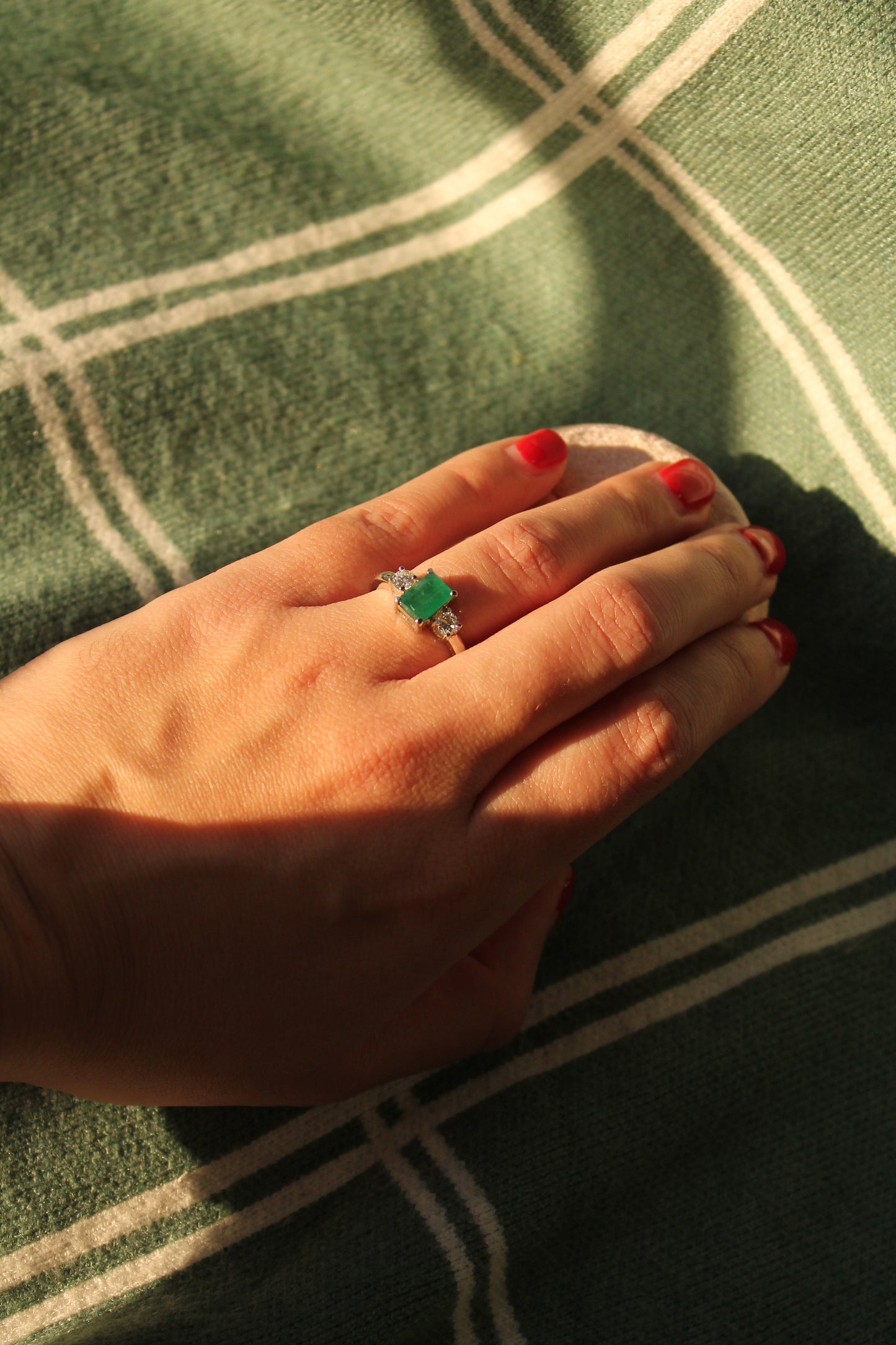 Anillo modelo tricillo, hecho a mano, metal platino con esmeralda y brillantes.