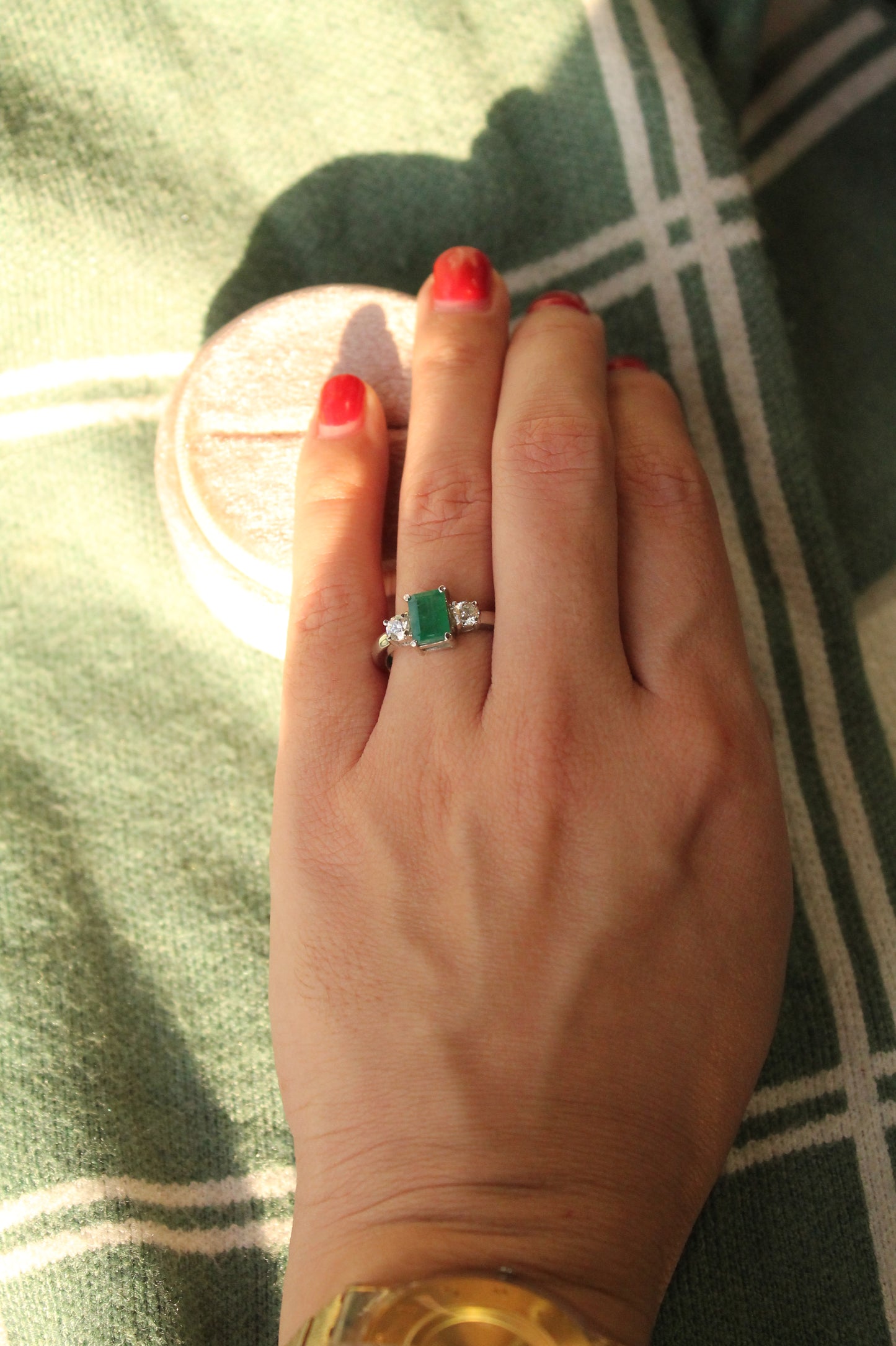 Anillo modelo tricillo, hecho a mano, metal platino con esmeralda y brillantes.