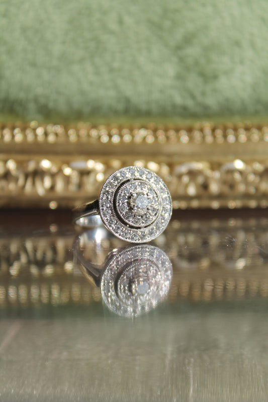 Anillo modelo doble halo, hecho a mano, metal platino y brillantes.