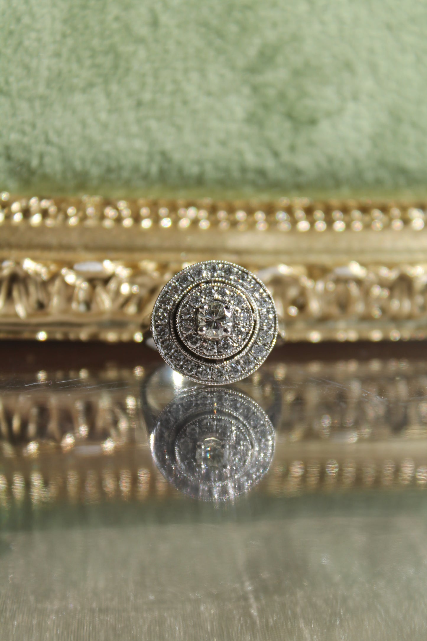 Anillo modelo doble halo, hecho a mano, metal platino y brillantes.