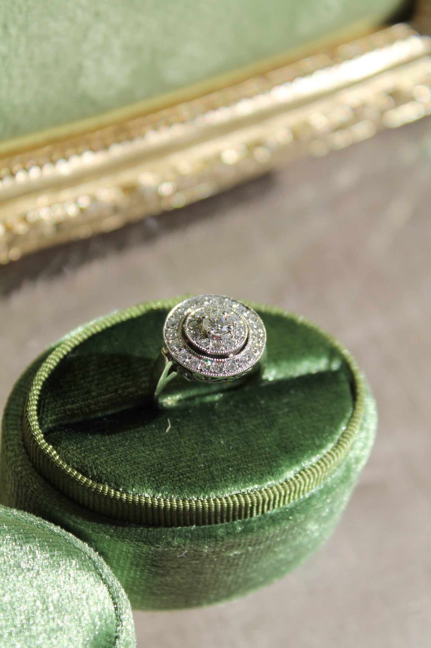 Anillo modelo doble halo, hecho a mano, metal platino y brillantes.
