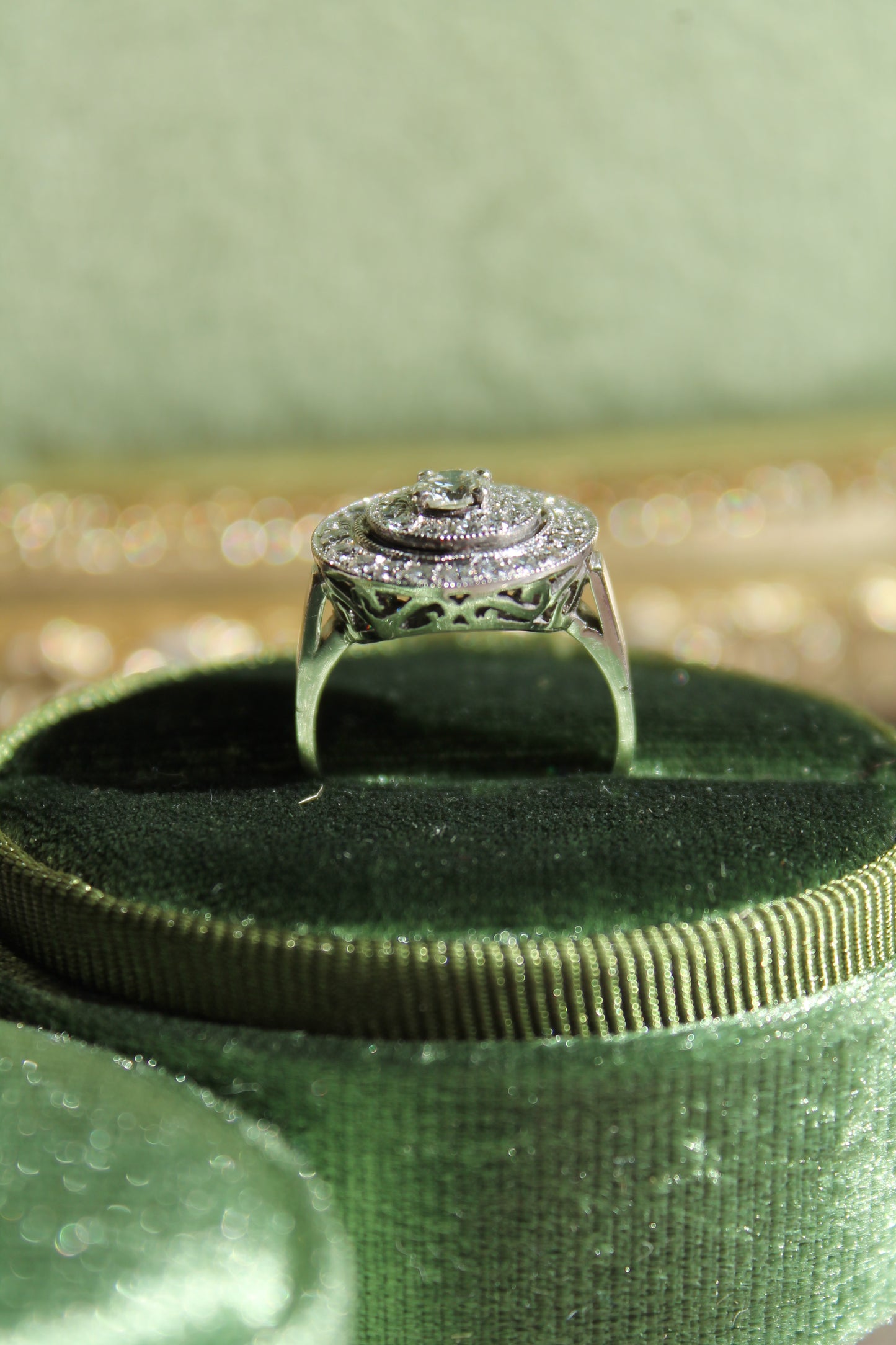 Anillo modelo doble halo, hecho a mano, metal platino y brillantes.