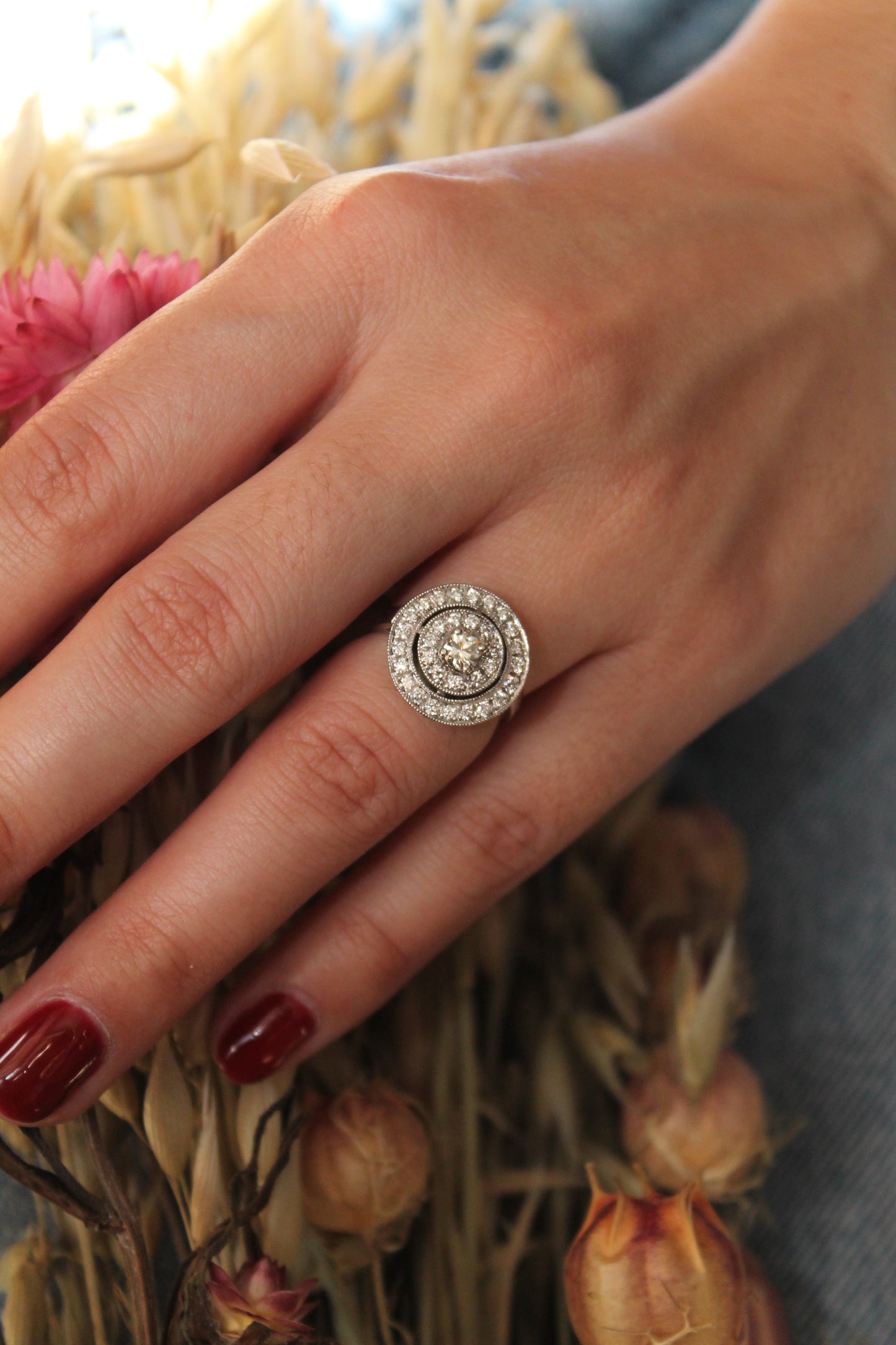 Anillo modelo doble halo, hecho a mano, metal platino y brillantes.