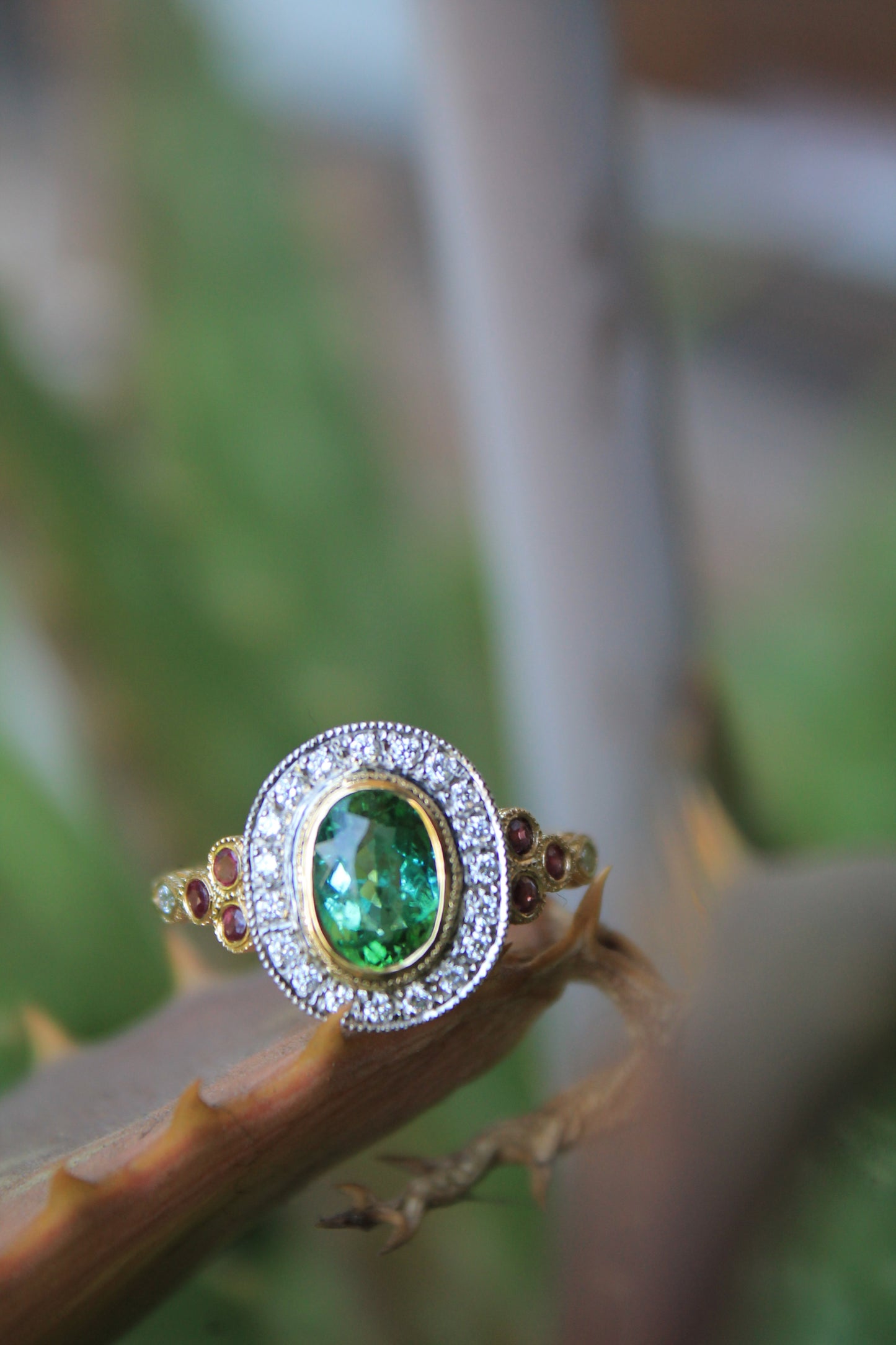 Anillo a pedido, hecho a mano, oro amarillo, turmalina verde, rubíes y brillantes