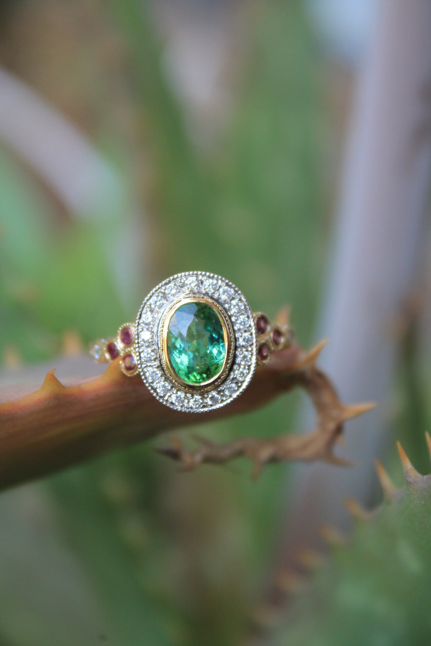 Anillo a pedido, hecho a mano, oro amarillo, turmalina verde, rubíes y brillantes