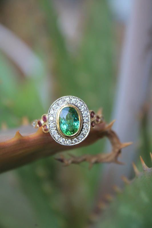Anillo a pedido, hecho a mano, oro amarillo, turmalina verde, rubíes y brillantes