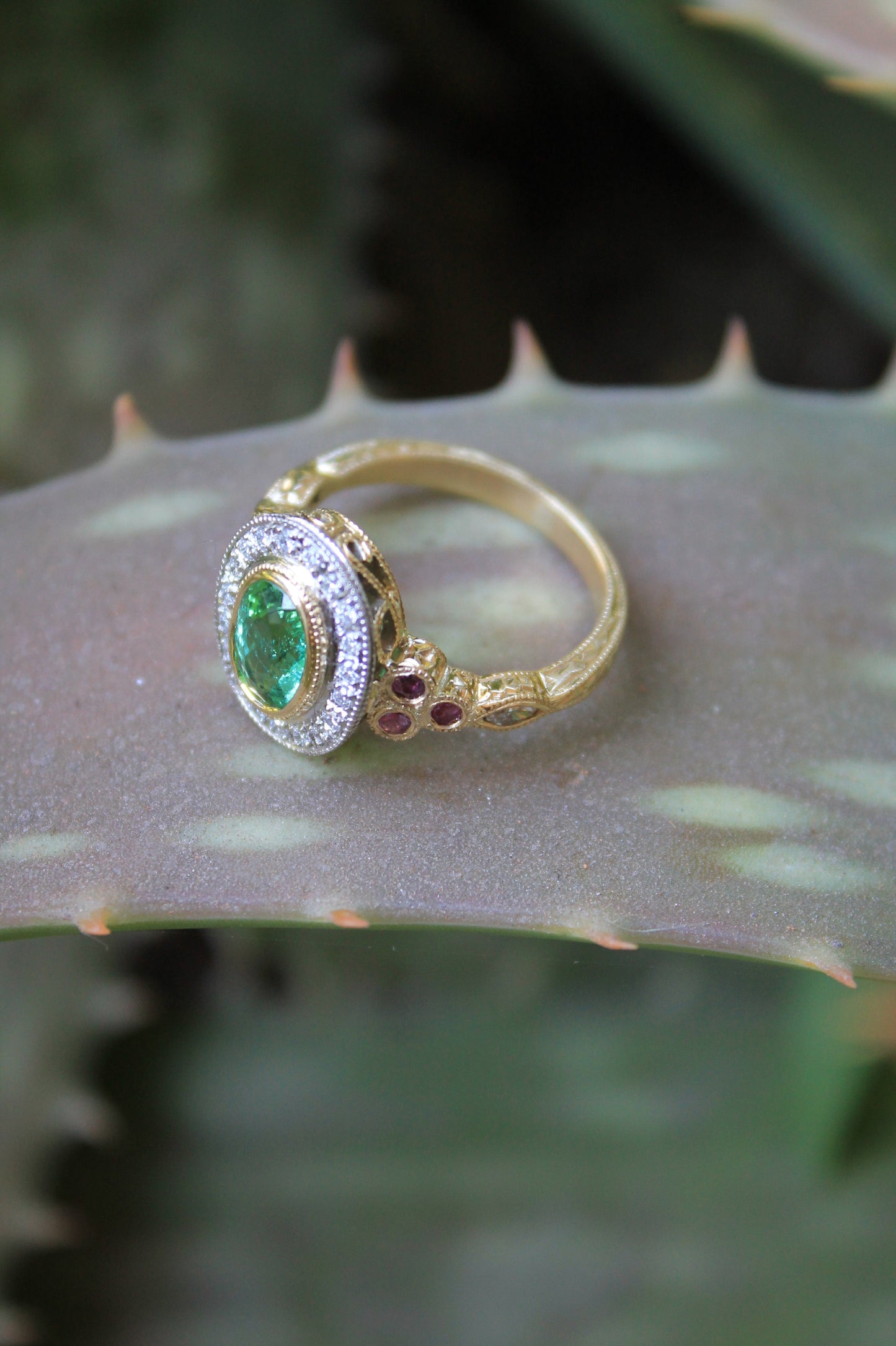 Anillo a pedido, hecho a mano, oro amarillo, turmalina verde, rubíes y brillantes