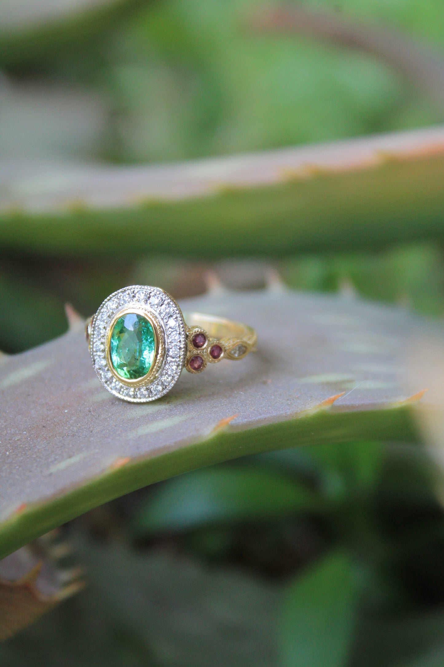 Anillo a pedido, hecho a mano, oro amarillo, turmalina verde, rubíes y brillantes