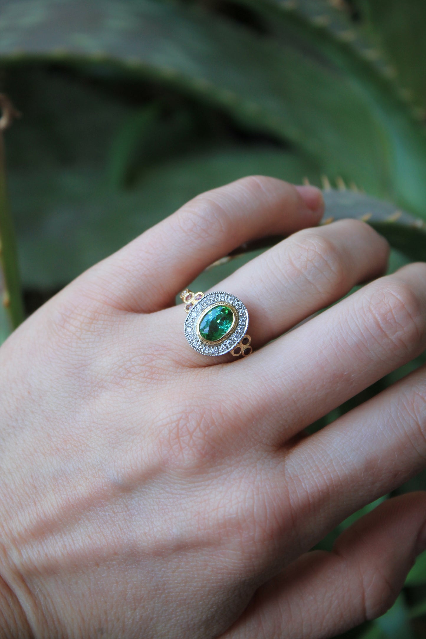 Anillo a pedido, hecho a mano, oro amarillo, turmalina verde, rubíes y brillantes