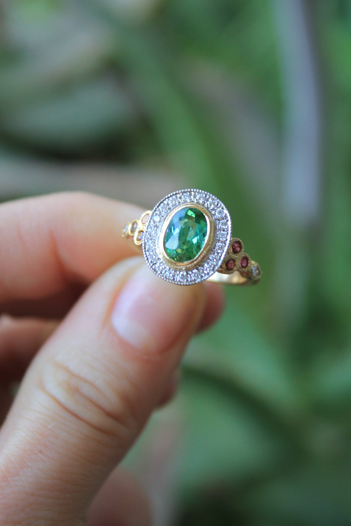 Anillo a pedido, hecho a mano, oro amarillo, turmalina verde, rubíes y brillantes