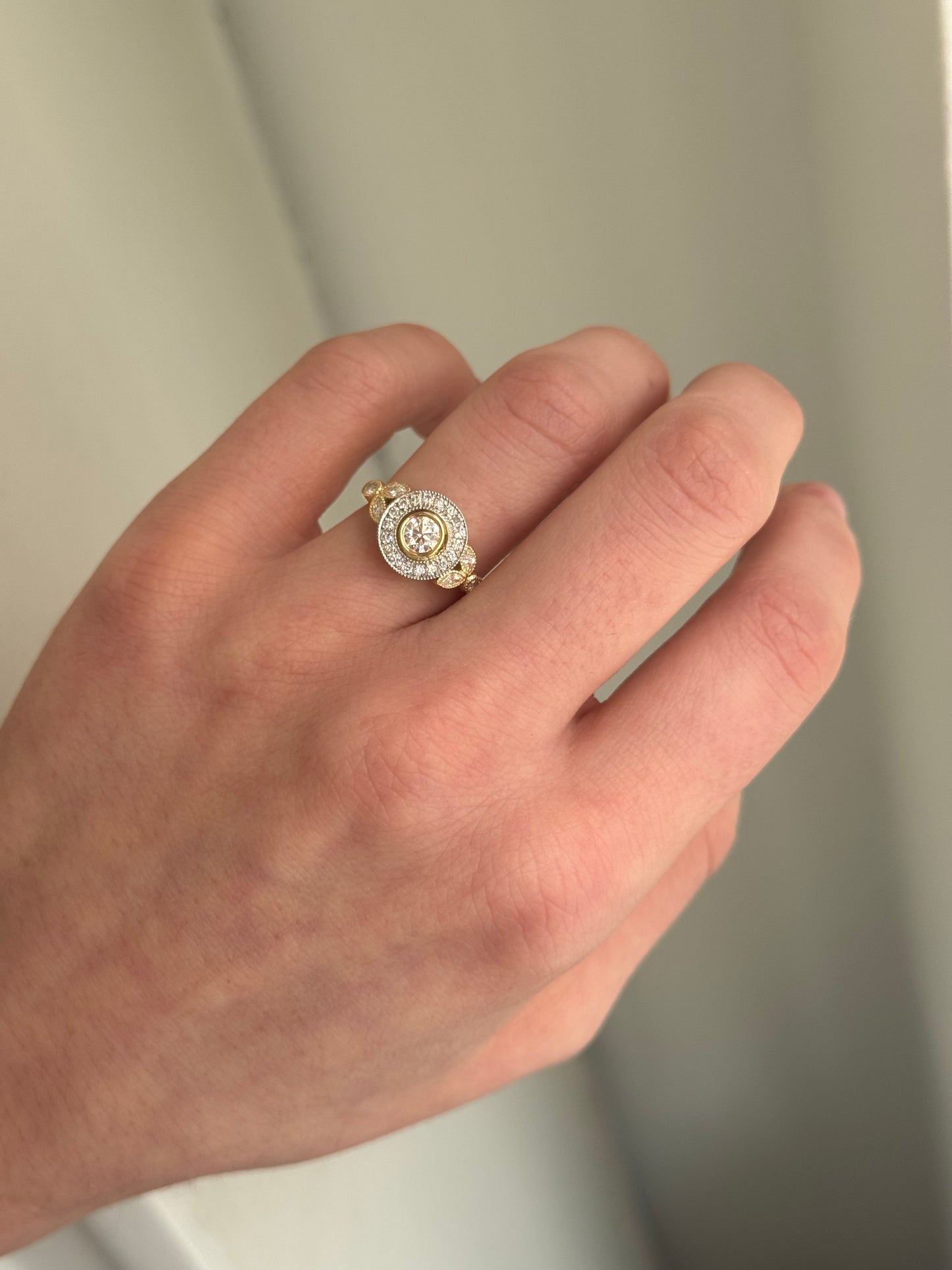 Anillo halo, oro amarillo, platino y brillantes
