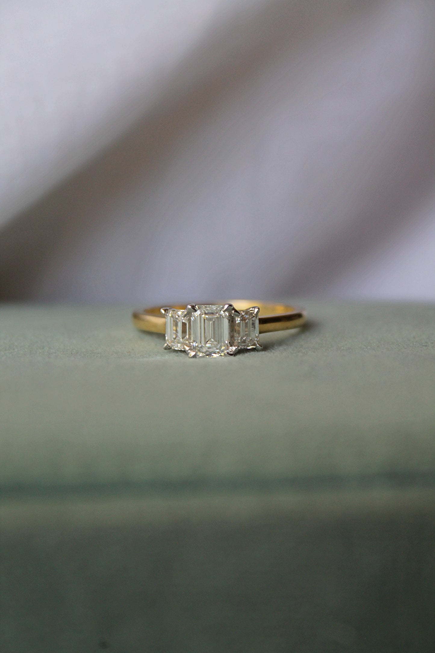 Anillo oro amarillo y diamante sintético