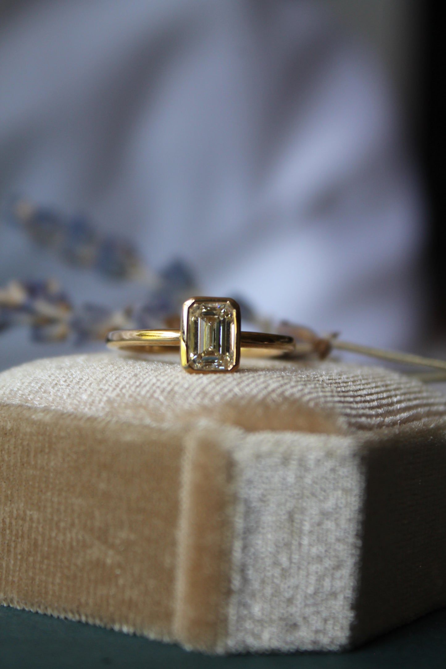 Anillo oro amarillo y diamante sintético