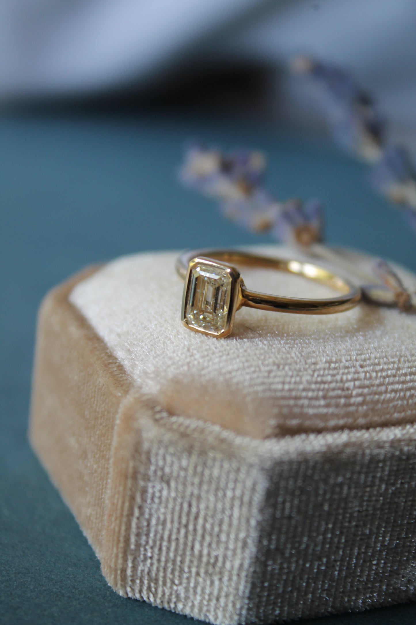 Anillo oro amarillo y diamante sintético