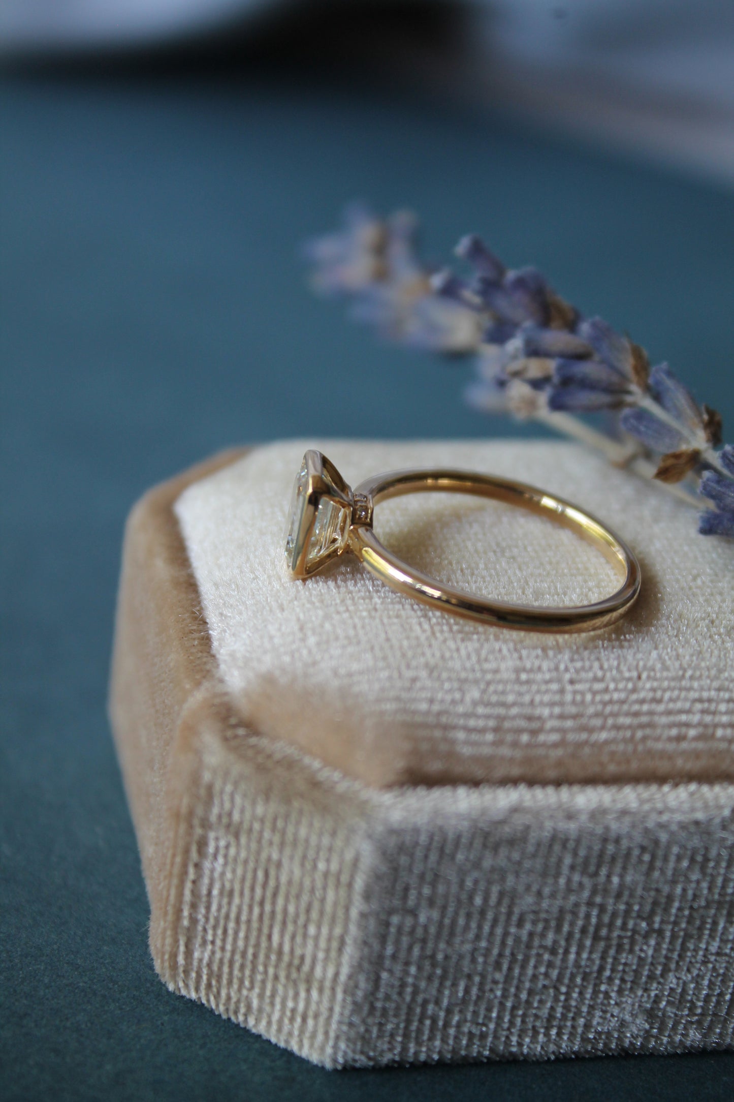 Anillo oro amarillo y diamante sintético