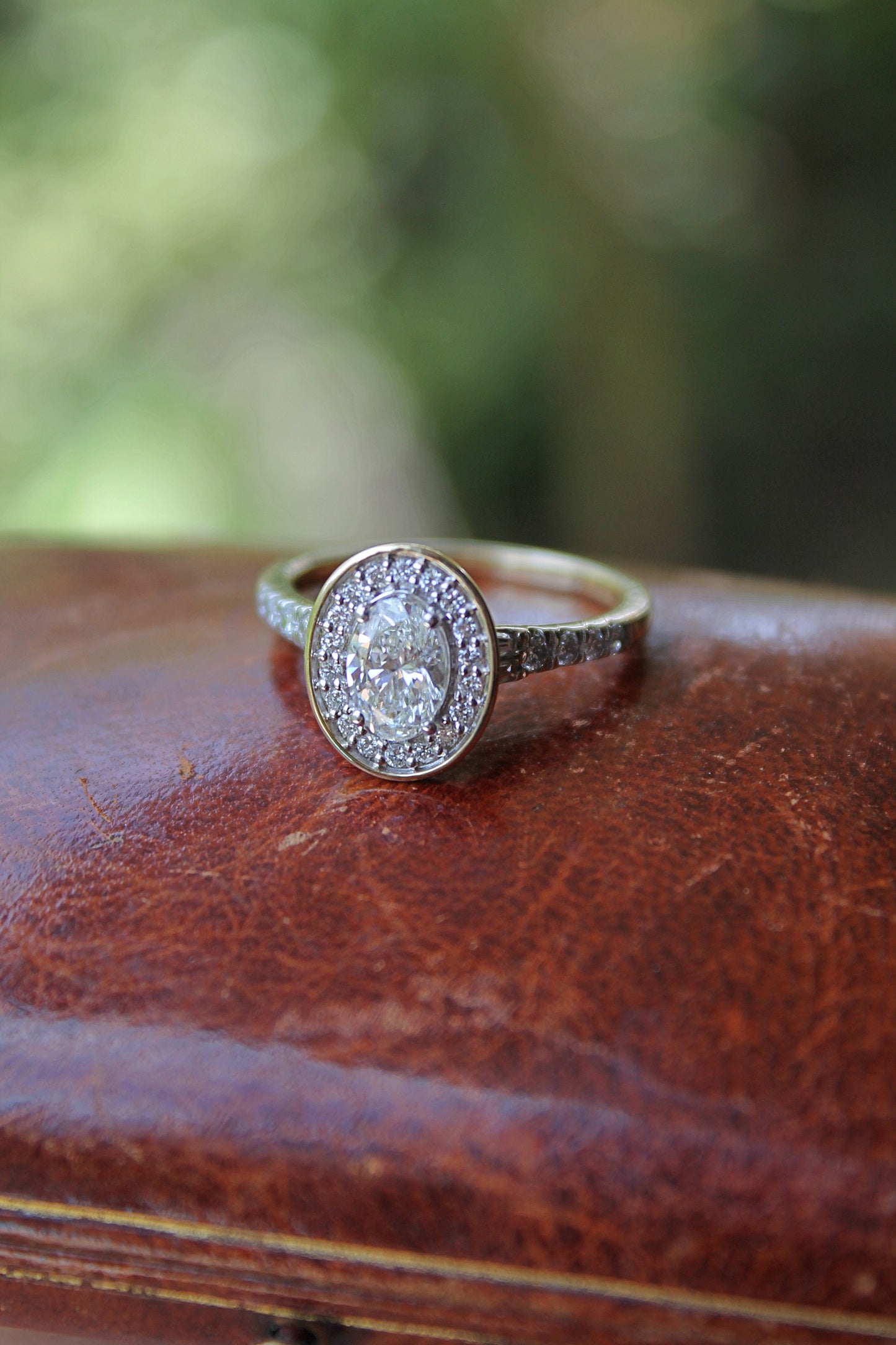 Anillo oro blanco, oro amarillo y diamante sintético