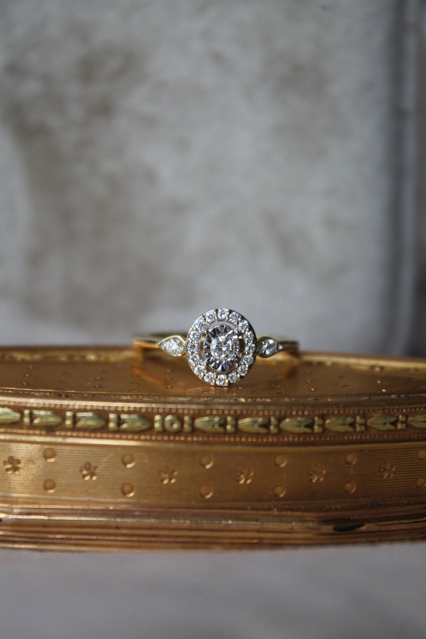 Anillo oro amarillo y diamantes sintéticos