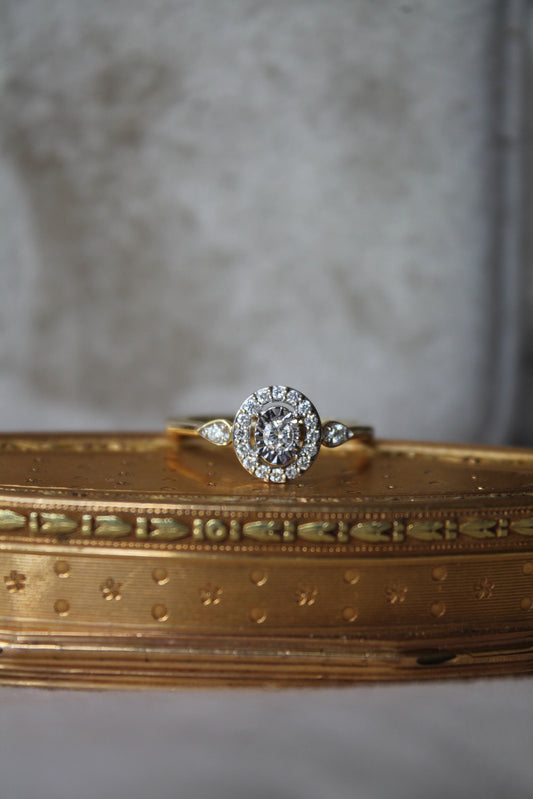 Anillo oro amarillo y diamantes sintéticos