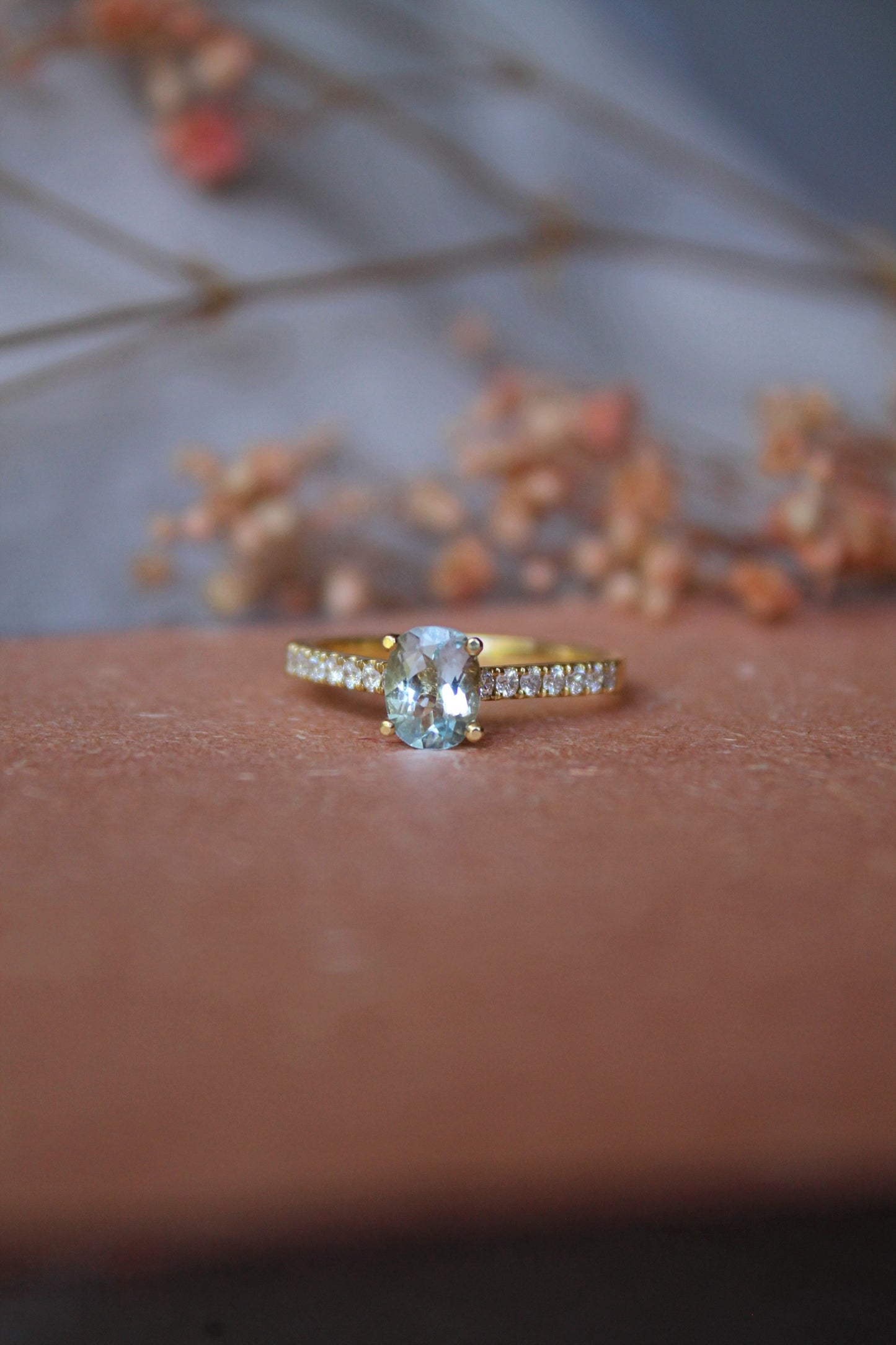 Anillo oro amarillo, aguamarina y brillantes