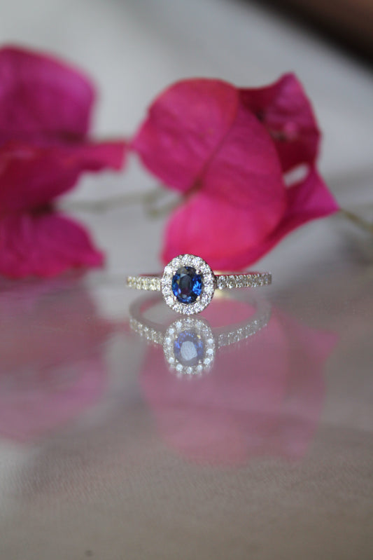 Anillo modelo Lady Di, oro blanco, zafiro y brillantes