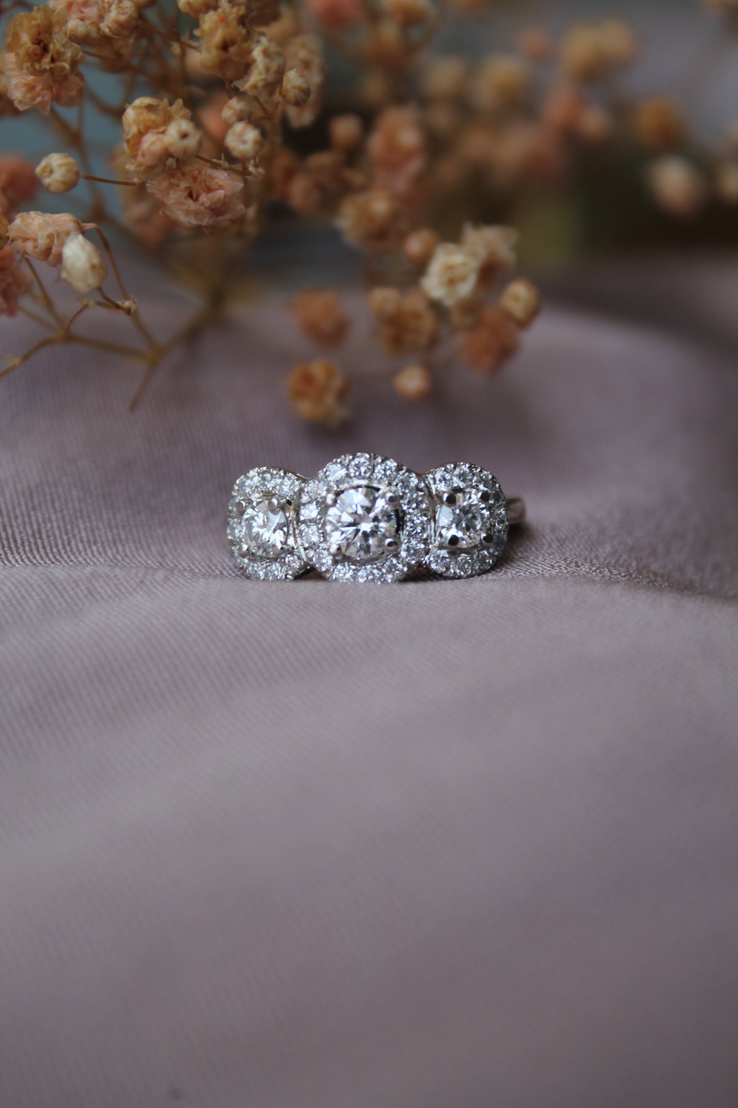 Anillo hecho a mano, platino y brillantes