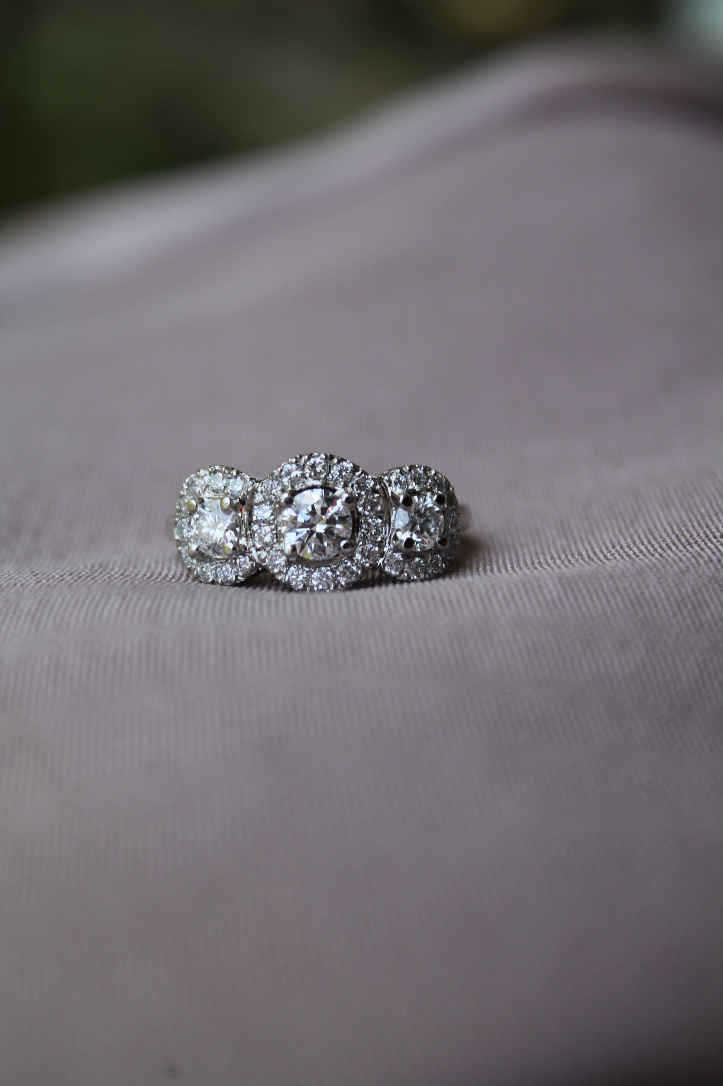 Anillo hecho a mano, platino y brillantes