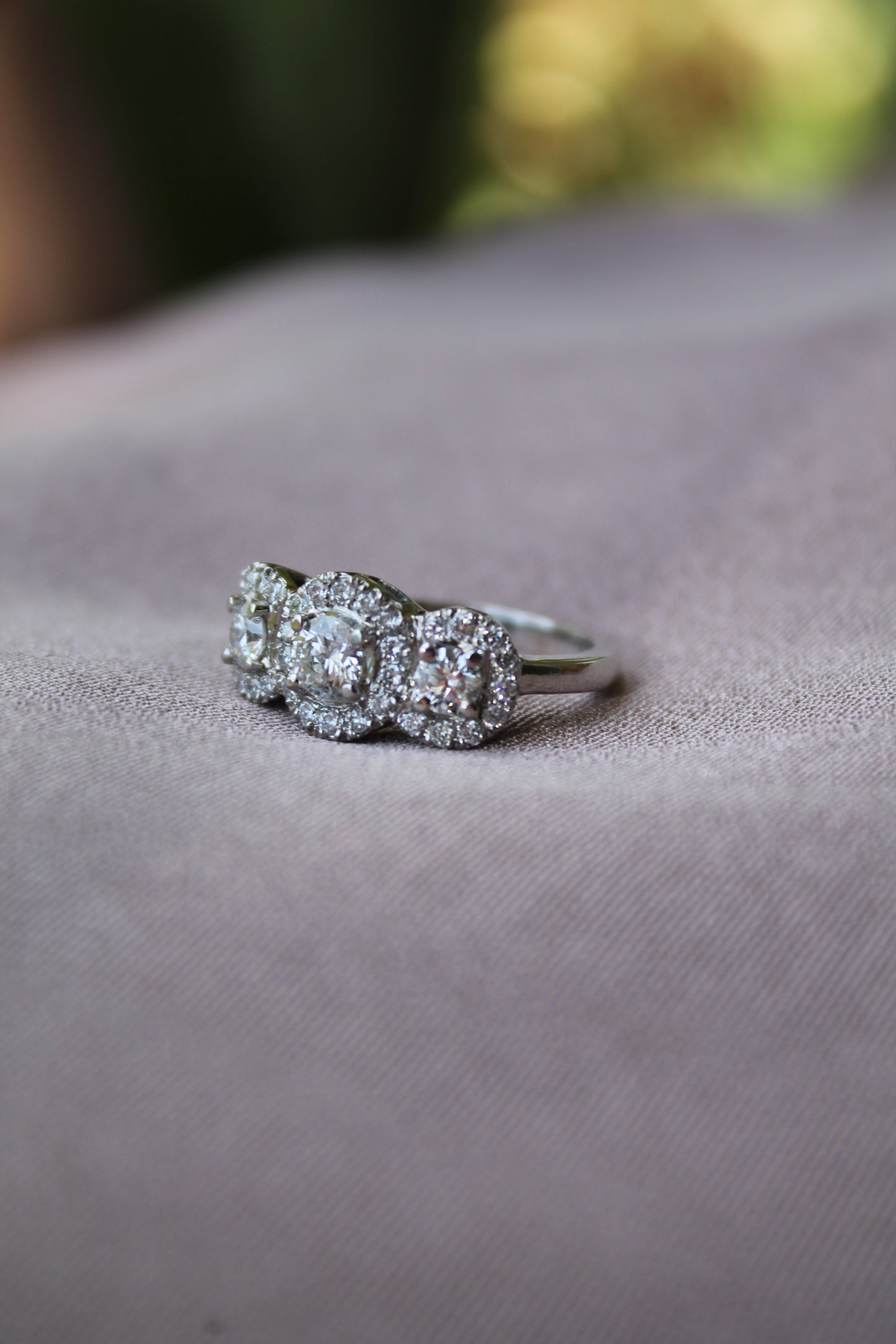 Anillo hecho a mano, platino y brillantes
