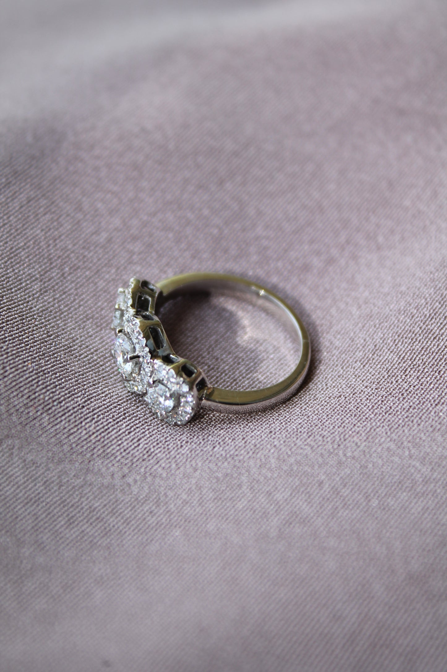 Anillo hecho a mano, platino y brillantes
