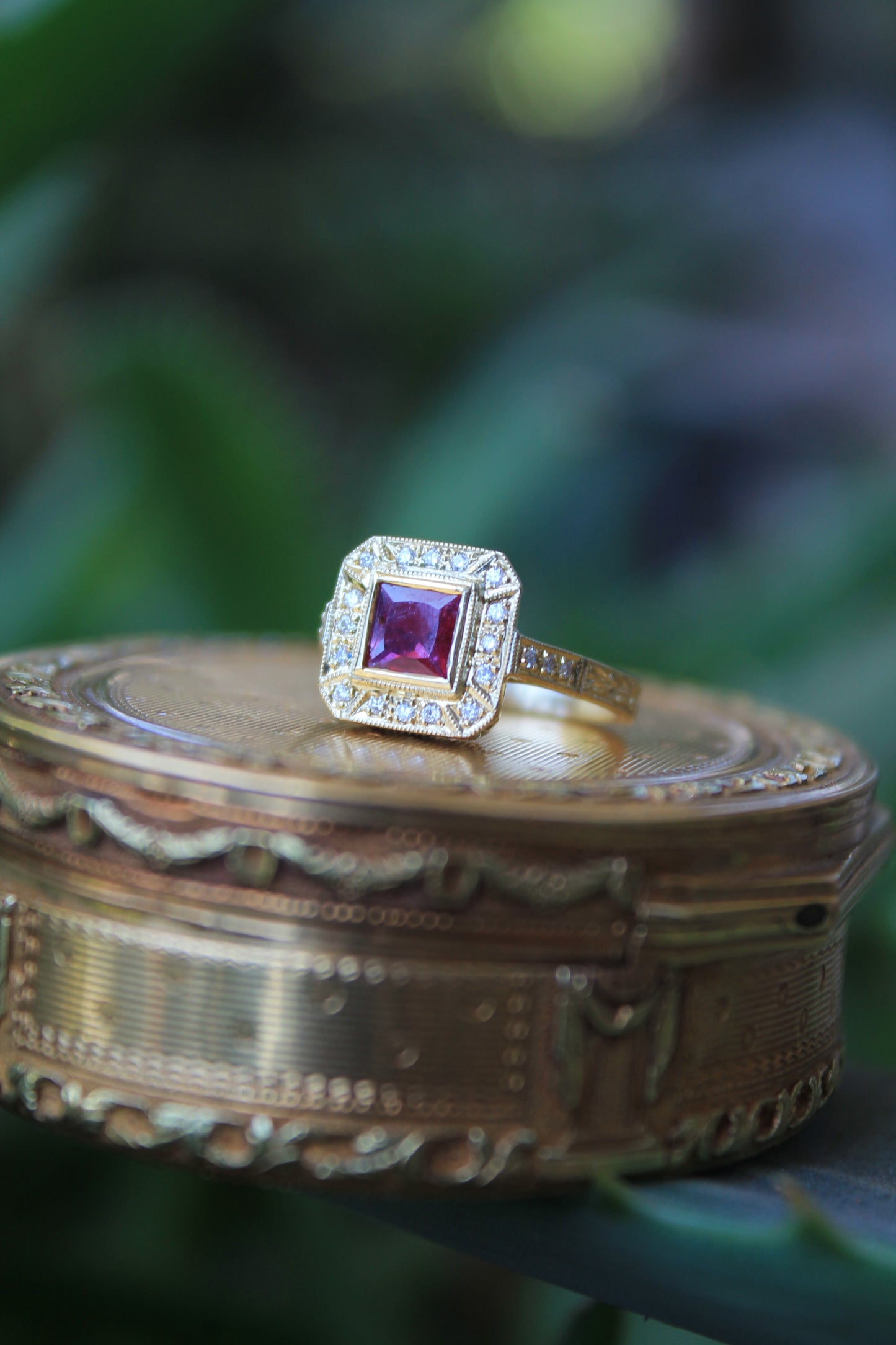 Anillo a pedido, hecho a mano, platino, oro amarillo, rubí y brillantes