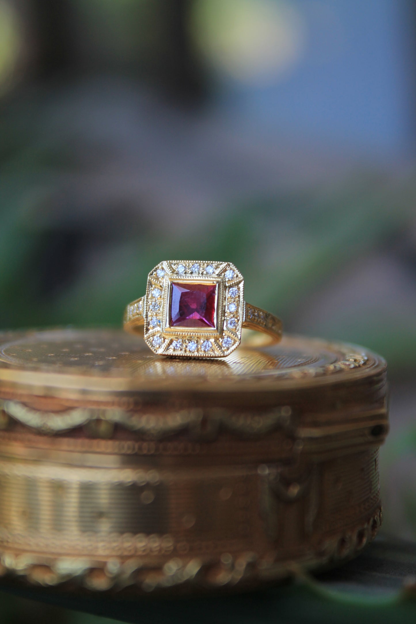 Anillo a pedido, hecho a mano, platino, oro amarillo, rubí y brillantes