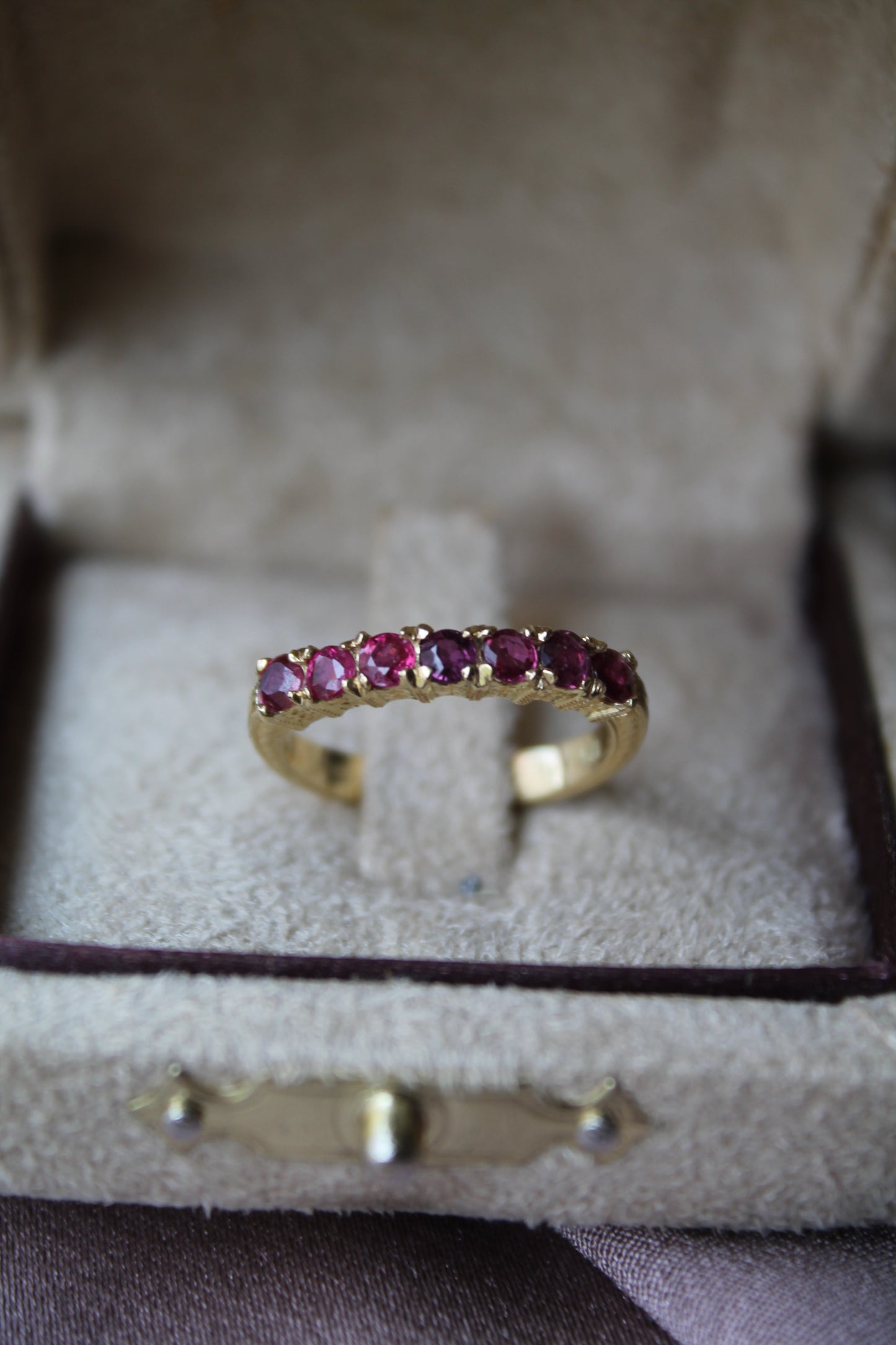 Anillo medio cintillo, oro amarillo y rubíes