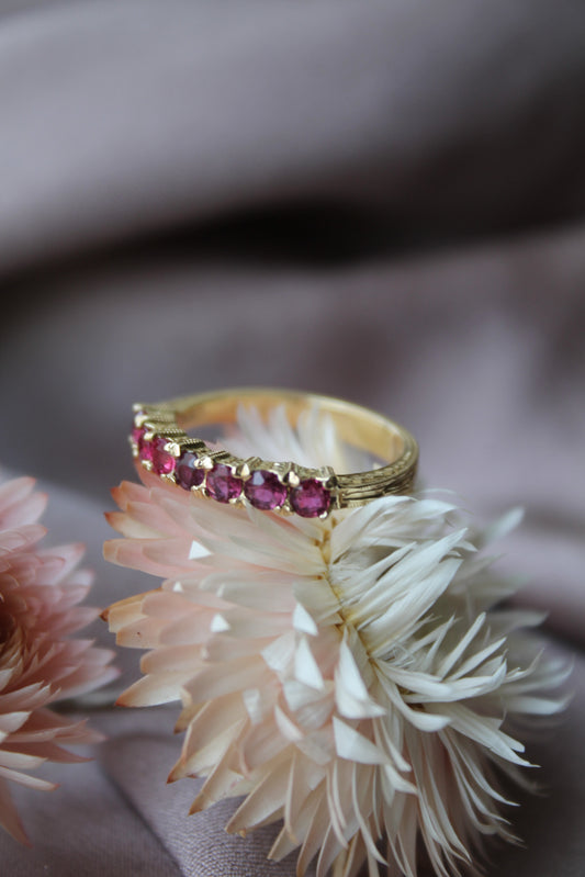Anillo medio cintillo, oro amarillo y rubíes