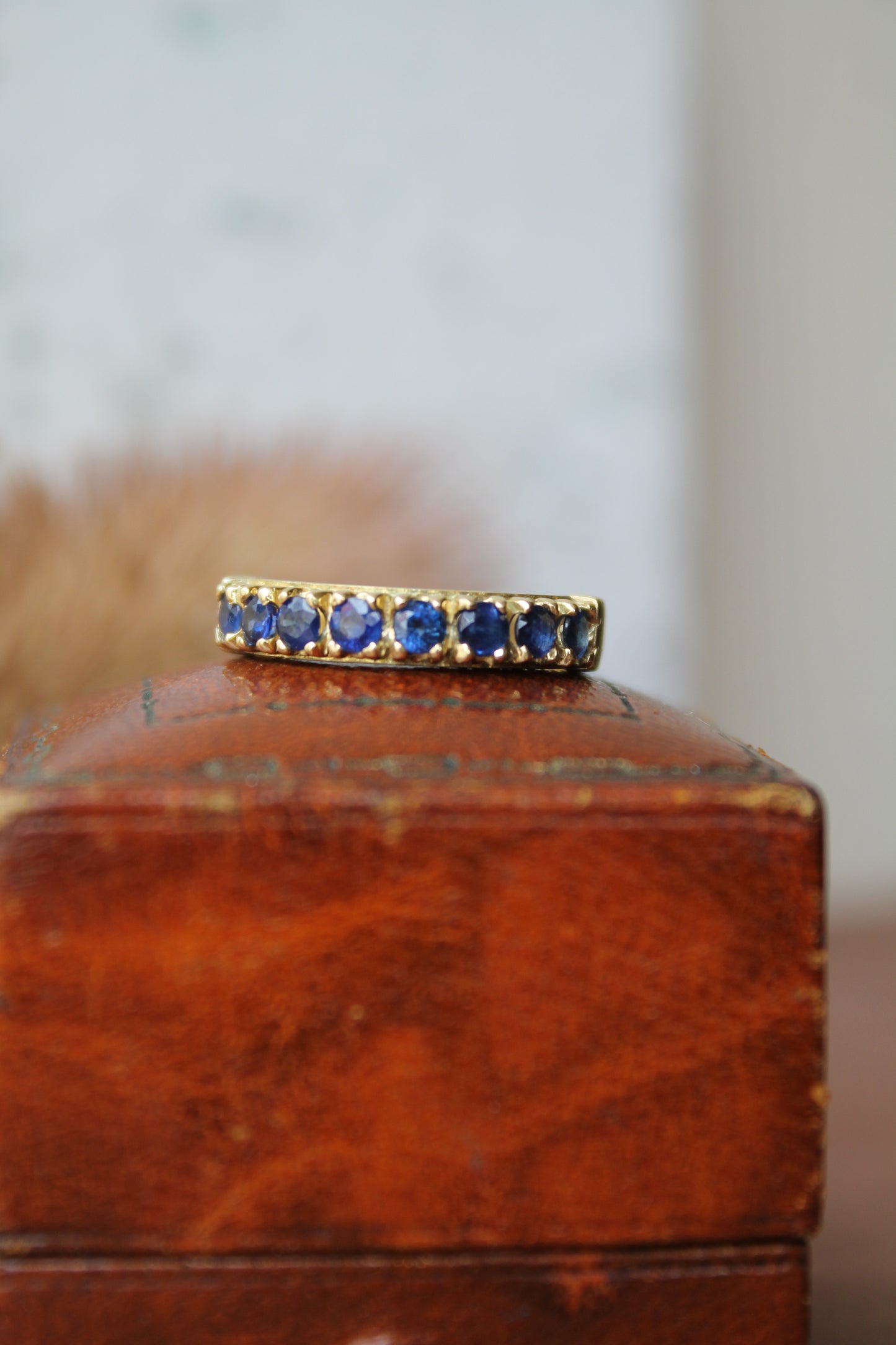Anillo medio cintillo, oro amarillo y zafiros