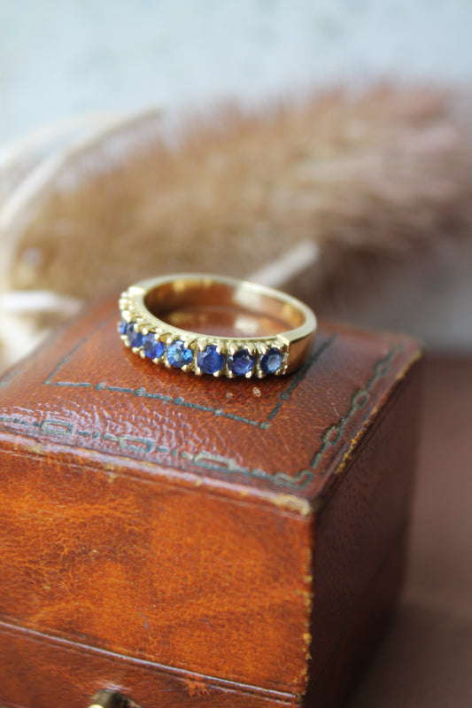 Anillo medio cintillo, oro amarillo y zafiros