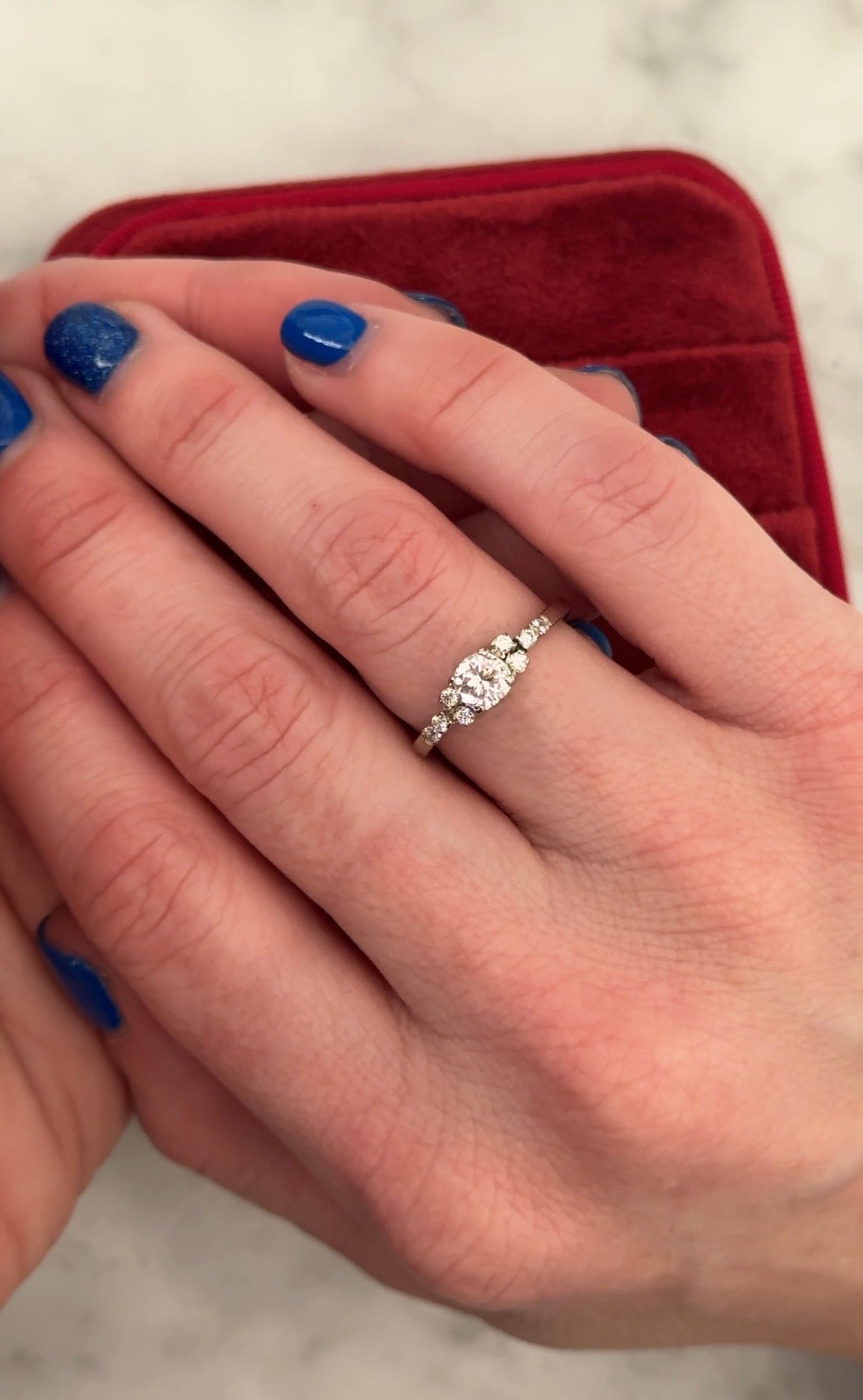 Anillo a pedido, hecho a mano, platino, y brillantes