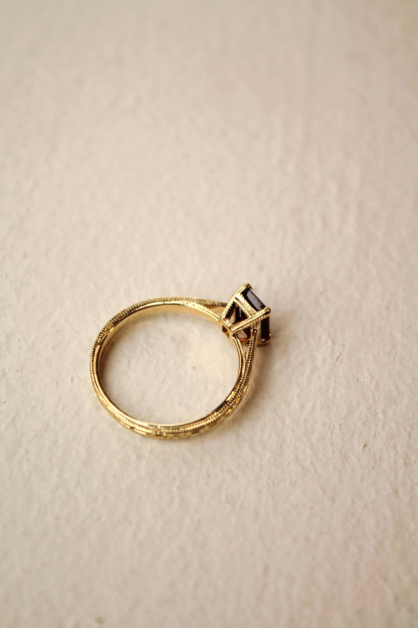 Anillo solitario granate y oro amarillo