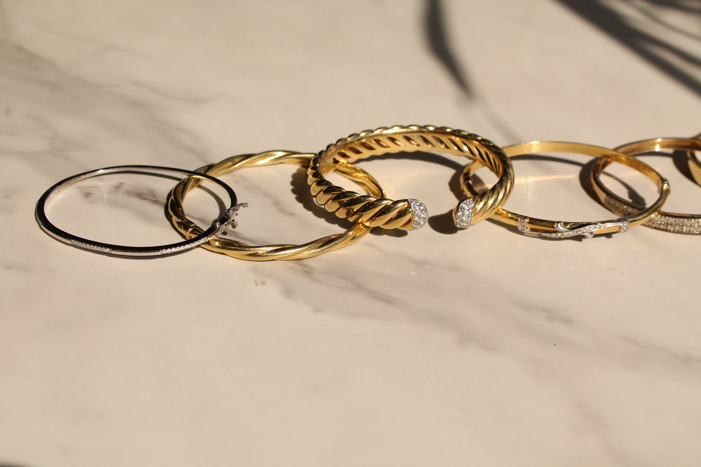 Esclava flexible y trenzada, origen europeo, oro amarillo y brillantes.
