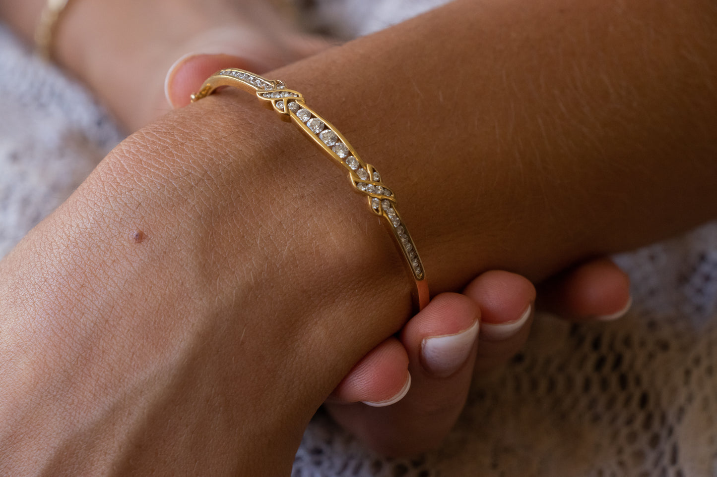 Pulsera fija origen europeo estilo antique, oro amarillo y brillantes.