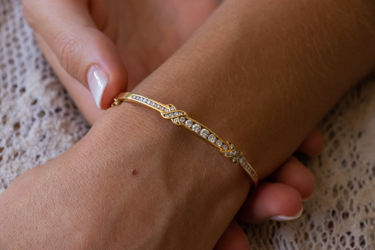 Pulsera fija origen europeo estilo antique, oro amarillo y brillantes.