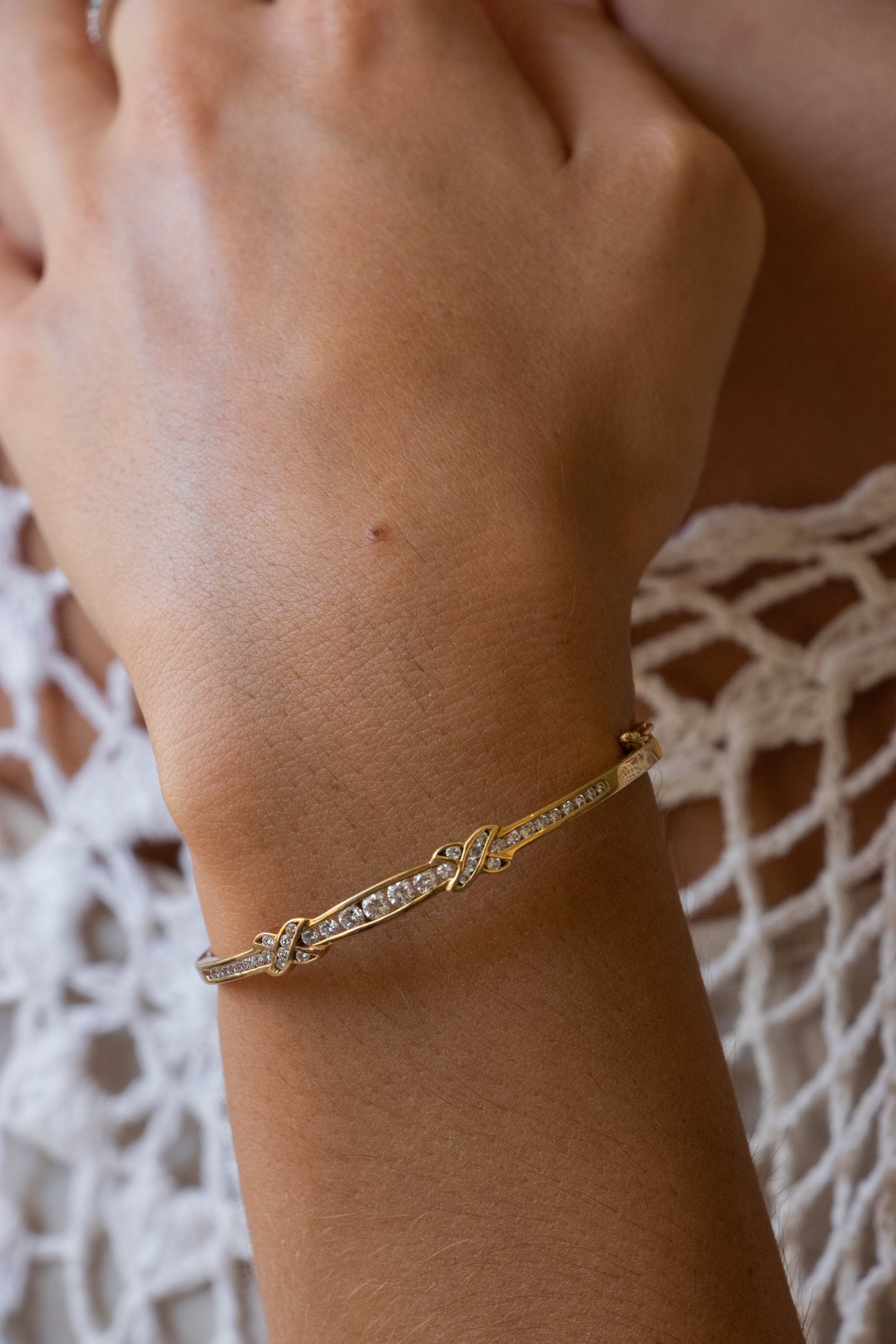 Pulsera fija origen europeo estilo antique, oro amarillo y brillantes.