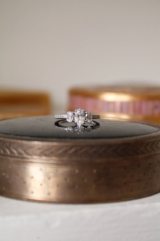 Anillo a pedido, hecho a mano, platino, y brillantes