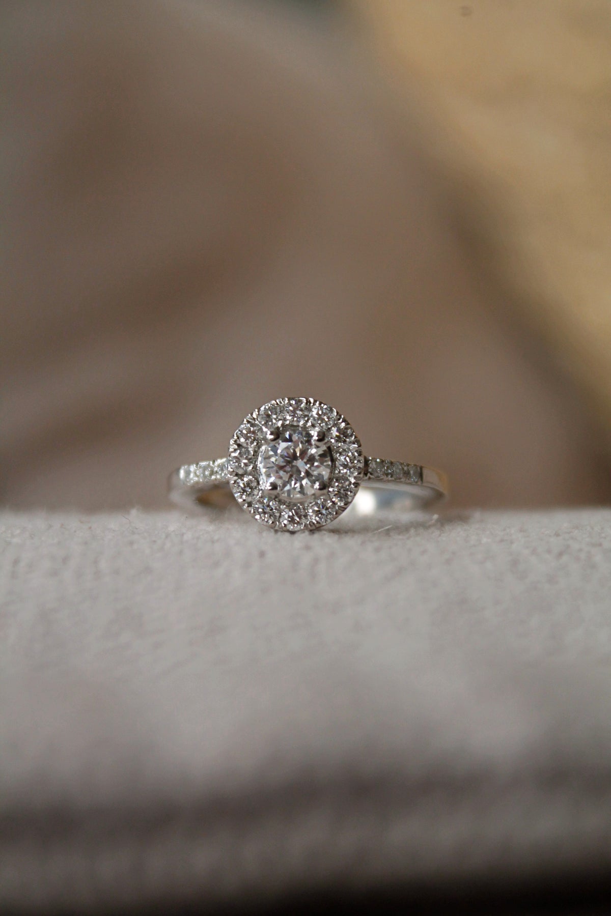 Anillo a pedido, hecho a mano, platino y brillantes