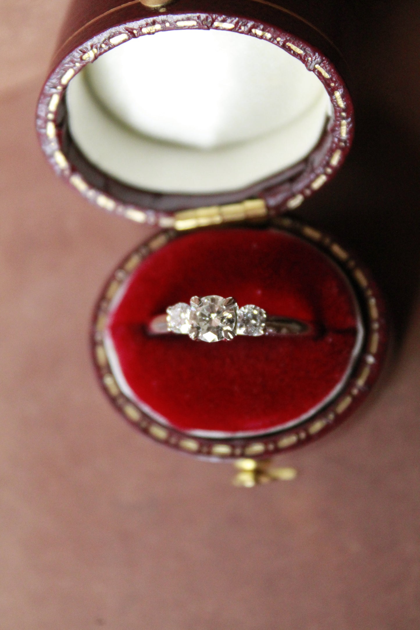 Anillo tricillo, hecho a mano, de oro blanco de 18k y brillantes.