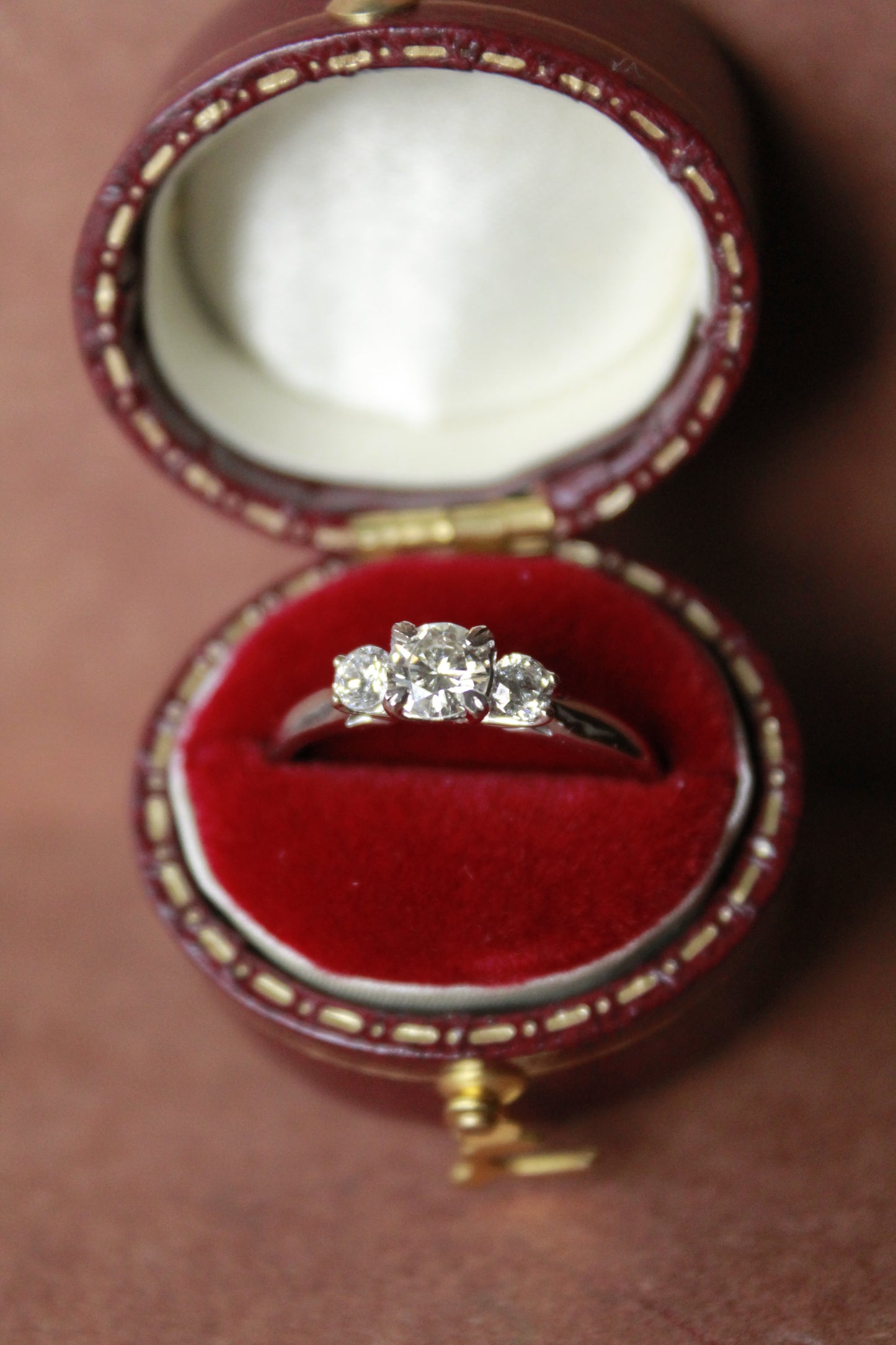 Anillo tricillo, hecho a mano, de oro blanco de 18k y brillantes.