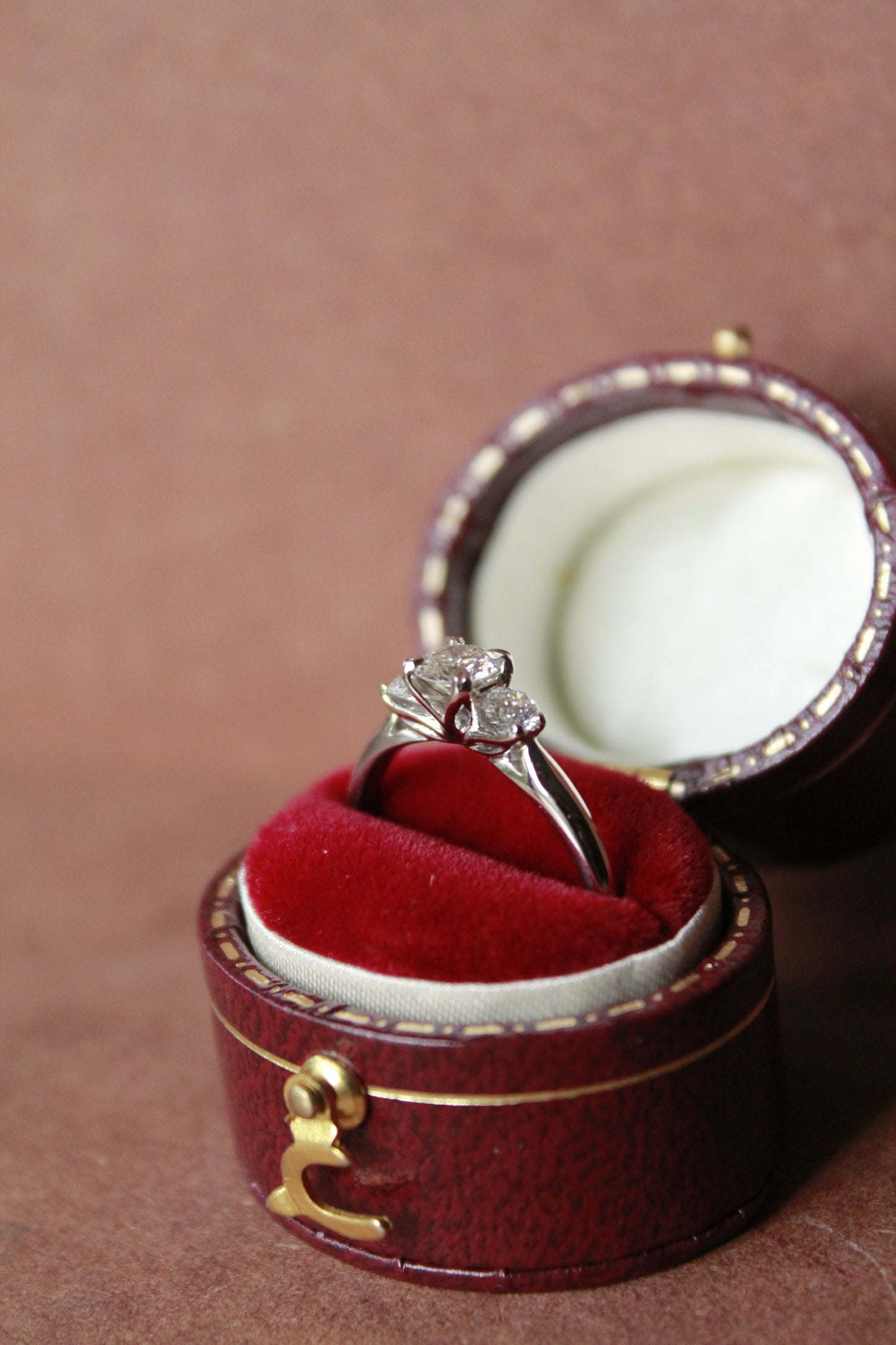Anillo tricillo, hecho a mano, de oro blanco de 18k y brillantes.