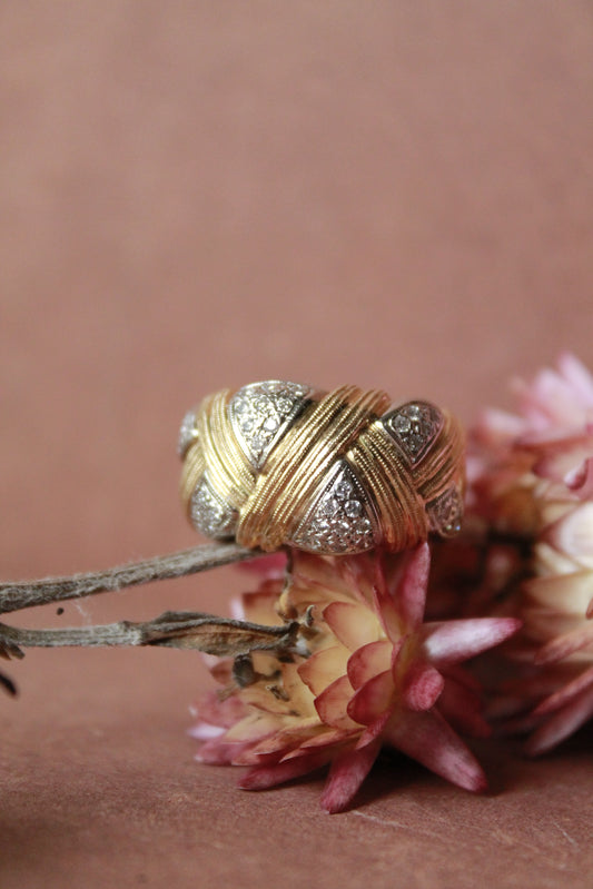 Anillo  hecho a mano en oro amarillo, platino y brillantes