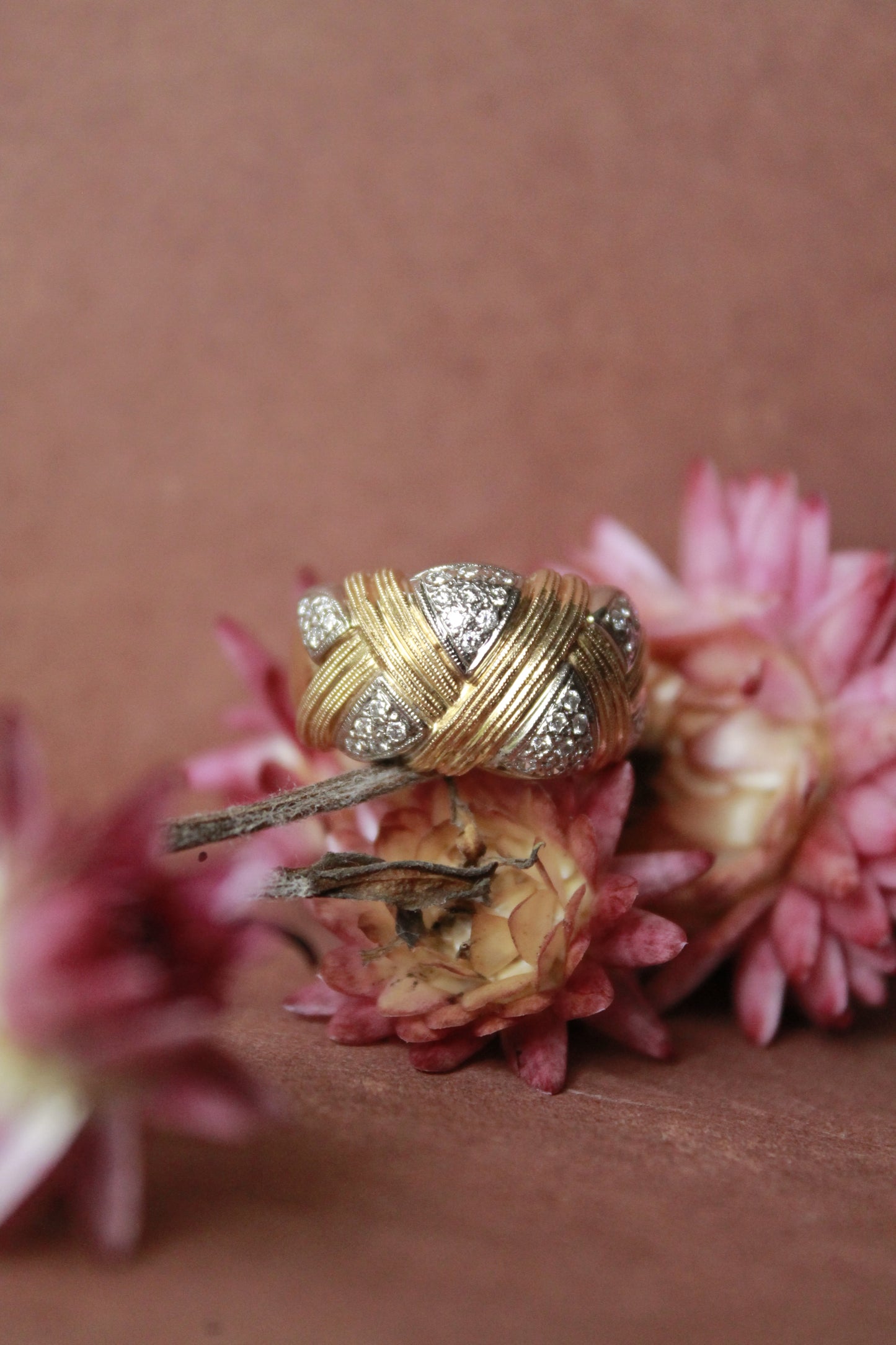 Anillo  hecho a mano en oro amarillo, platino y brillantes