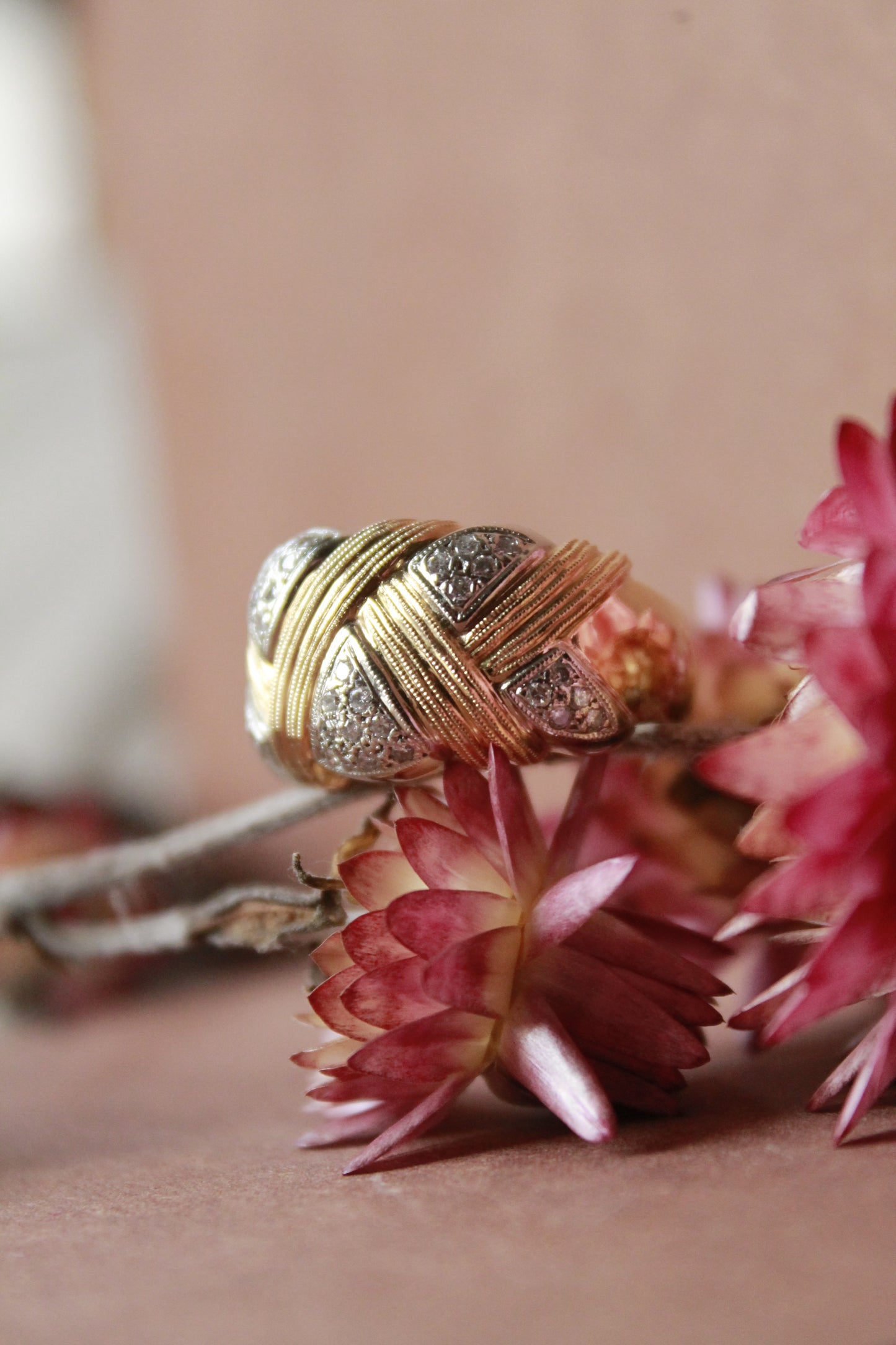 Anillo  hecho a mano en oro amarillo, platino y brillantes