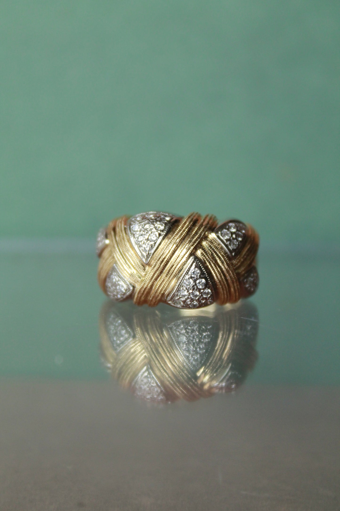 Anillo  hecho a mano en oro amarillo, platino y brillantes