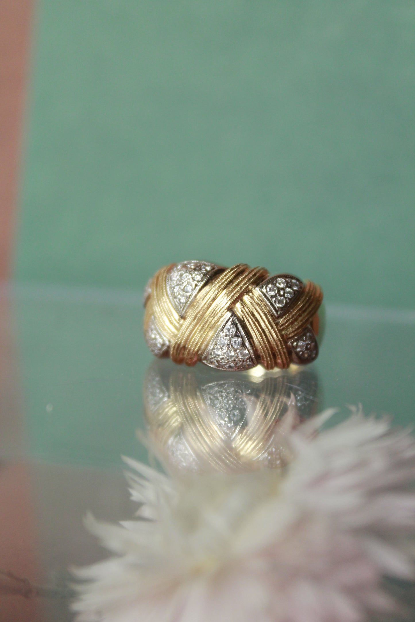 Anillo  hecho a mano en oro amarillo, platino y brillantes